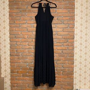 Abercrombie‎ & Fitch Dress Size Medium Black Pleated Maxi Chevron Hem Sleeveless